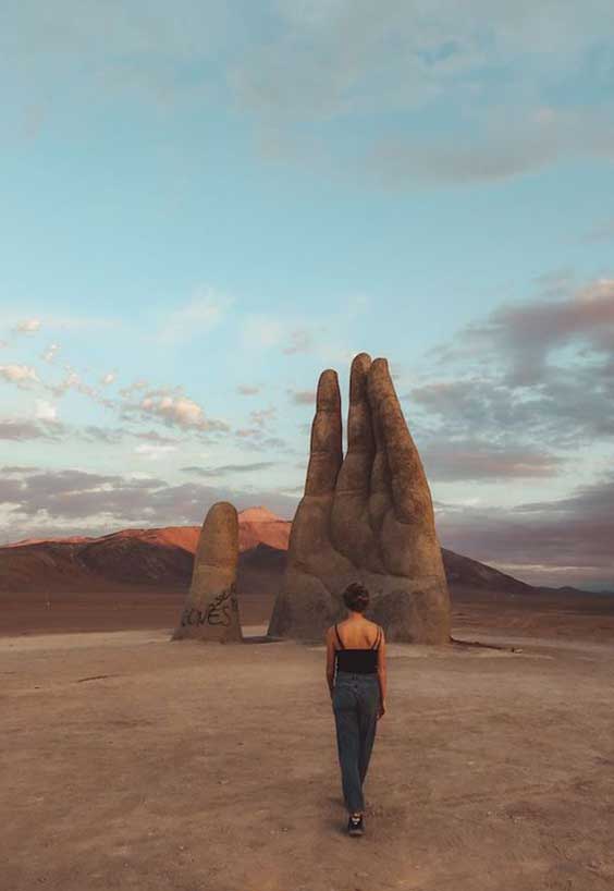 imagen de la mano del desierto en en el norte de Chile