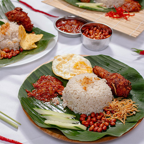 plato de comida nasi lemak