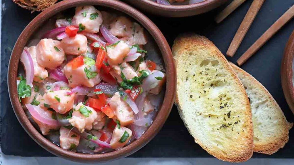 plato de comida de ceviche peruano