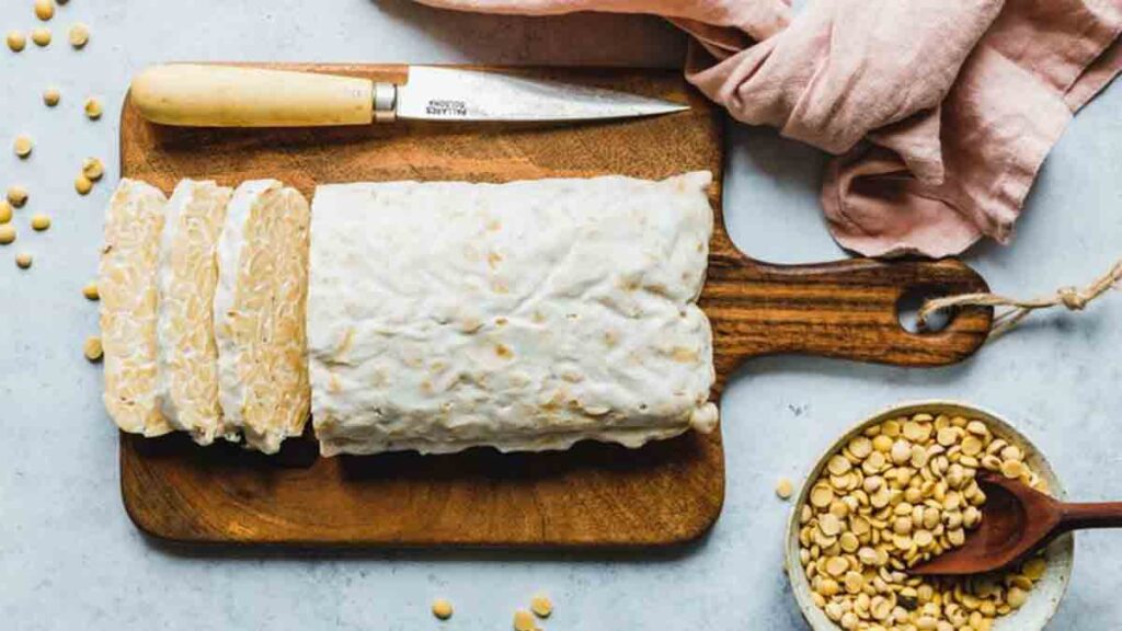 plato de tempeh en un a base de amdera